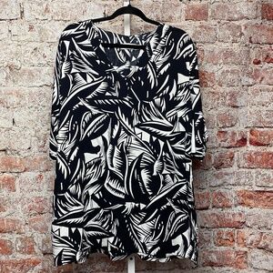 NWT Blue Ginger Womenʻs Black and White Aloha Print Tunic Medium
